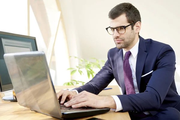 Retrato Jovem Empresário Vestindo Terno Enquanto Sentado Mesa Frente Laptop — Fotografia de Stock