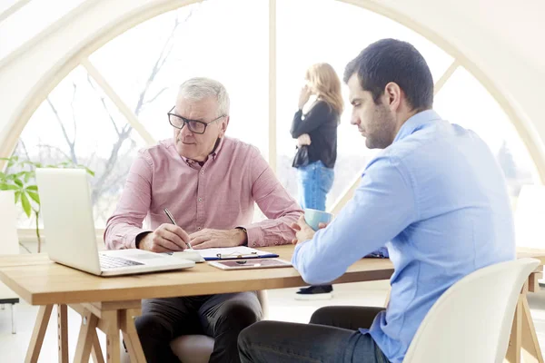 Aufnahme Der Zusammenarbeit Der Geschäftsführung Büro Senior Financial Advisor Geschäftsmann — Stockfoto