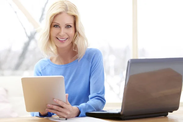 Close Smiling Businesswoman Holding Digital Tablet Her Hand While Sitting — Stock Photo, Image