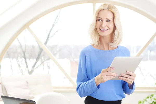 Sorrindo Empresária Meia Idade Mesa Escritório Enquanto Usa Tablet Digital — Fotografia de Stock