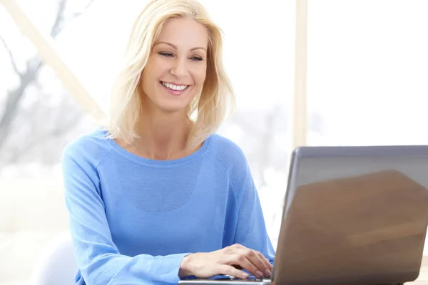 Bonita Mulher Negócios Casual Meia Idade Sorridente Digitando Laptop Enquanto — Fotografia de Stock