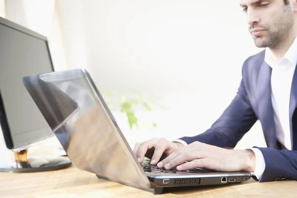 Joven Hombre Negocios Sentado Frente Computadora Portátil Escribiendo Teclado —  Fotos de Stock