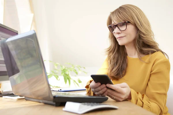 Portret Van Midden Leeftijd Zakenvrouw Met Behulp Van Haar Mobiele — Stockfoto