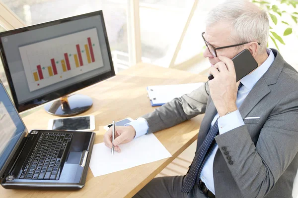 Hochwinkelaufnahme Eines Leitenden Investmentunternehmers Anzug Während Schreibtisch Vor Dem Laptop — Stockfoto