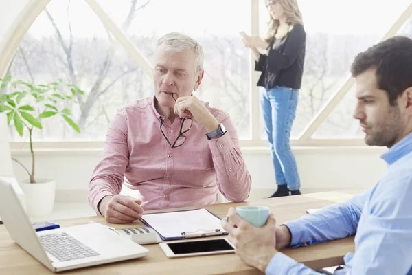 Strzał Zespołu Business Wspólnej Pracy Biurze Senior Executive Biznesmen Młody — Zdjęcie stockowe