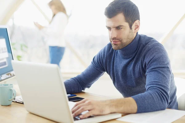 Porträtt Stilig Ung Affärsman Bär Casual Kläder Samtidigt Sitter Laptop — Stockfoto