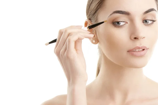 Studio Shot Una Bella Giovane Donna Che Applica Trucco Sopracciglio — Foto Stock