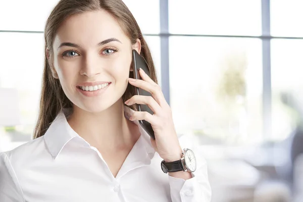 Atractiva Joven Asistente Financiera Empresaria Hablando Con Alguien Con Teléfono —  Fotos de Stock