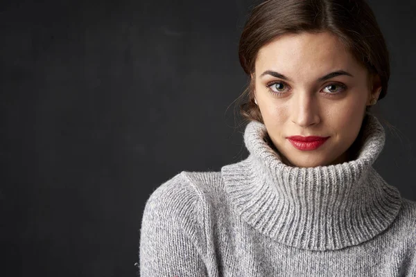 Retrato Una Hermosa Mujer Con Jersey Cuello Alto Mientras Está — Foto de Stock