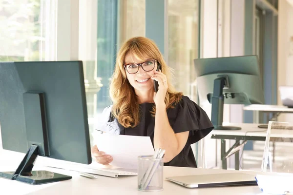 Portrait Einer Attraktiven Reifen Geschäftsfrau Die Einen Anruf Bekommt Und — Stockfoto