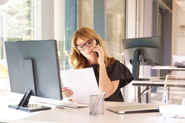 Retrato Sho Tof Atractiva Mujer Negocios Madura Teniendo Una Llamada — Foto de Stock