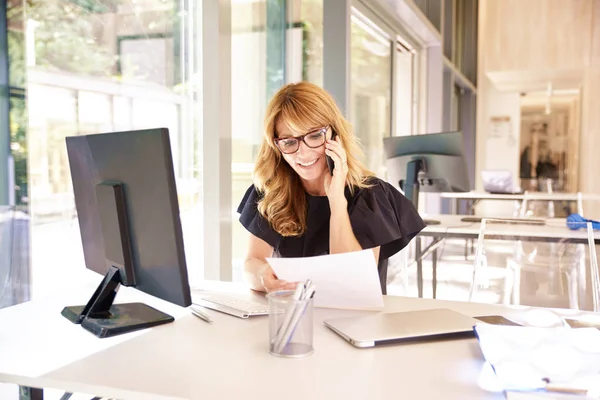 Çekici Olgun Bir Kadınının Portresi Ofiste Çalışırken Telefon Açıp Evrak — Stok fotoğraf