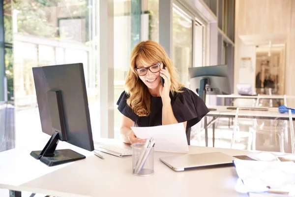 Portrait Sho Tof Attractive Mature Businesswoman Having Call Doing Some — ストック写真