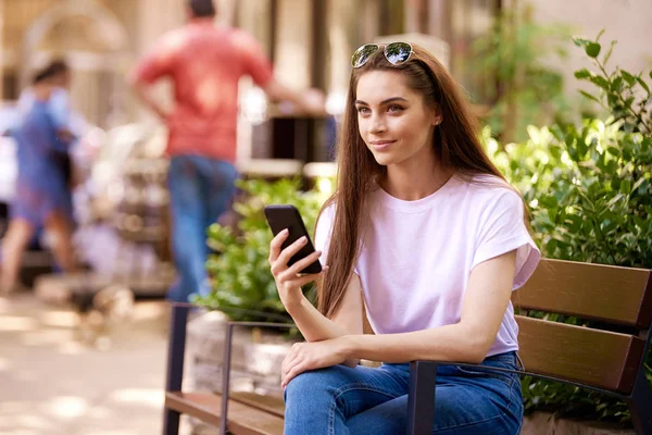 Porträtt Bild Glad Ung Kvinna Bär Shirt Och Jeans Medan — Stockfoto