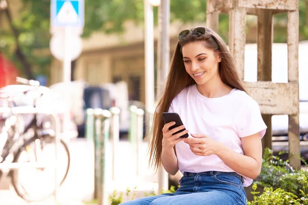 Ritratto Giovane Donna Felice Che Indossa Maglietta Jeans Mentre Seduta — Foto Stock