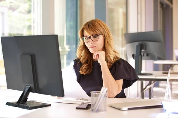 Porträtt Bild Medelålders Affärskvinna Ser Eftertänksamt När Sitter Kontoret Skrivbord — Stockfoto