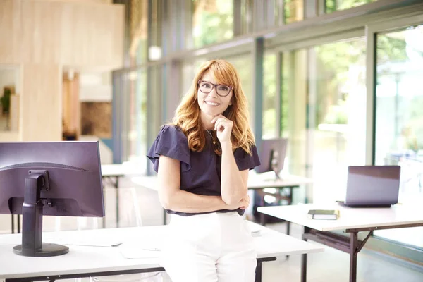 Zdjęcie Portretowe Atrakcyjnej Dojrzałej Bizneswoman Stojącej Biurze Patrząc Kamerę Uśmiechając — Zdjęcie stockowe