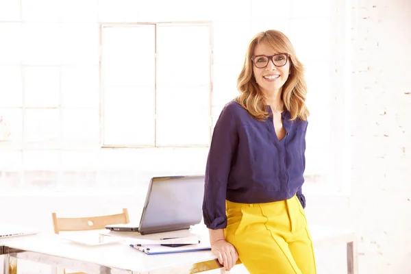 Retrato Atractiva Elegante Mujer Negocios Madura Pie Escritorio Oficina Sonriendo — Foto de Stock