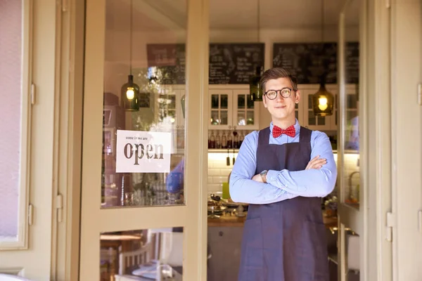 Portait Tiro Jovem Com Braços Cruzados Seu Pequeno Café Esperando — Fotografia de Stock