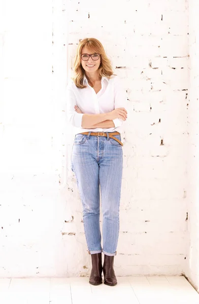 Tiro Longitud Completa Mujer Mediana Edad Feliz Con Camisa Blanca —  Fotos de Stock