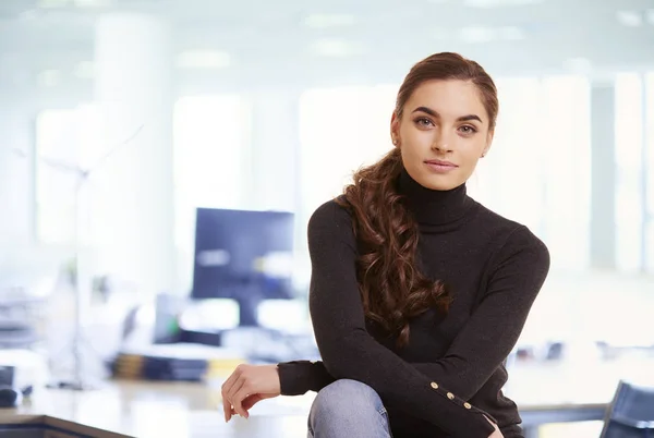 Portrait Shot Beautiful Businesswoman Wearing Roll Neck Sweater While Sitting — Stock Photo, Image