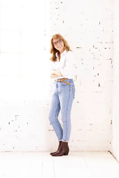 Orta Yaşlı Mutlu Bir Kadının Beyaz Gömlek Kot Pantolon Giyip — Stok fotoğraf