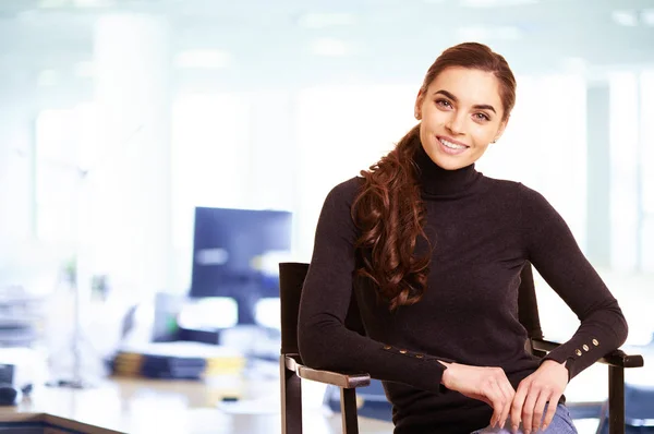 Ritratto Bella Donna Affari Che Indossa Maglione Girocollo Mentre Seduta — Foto Stock