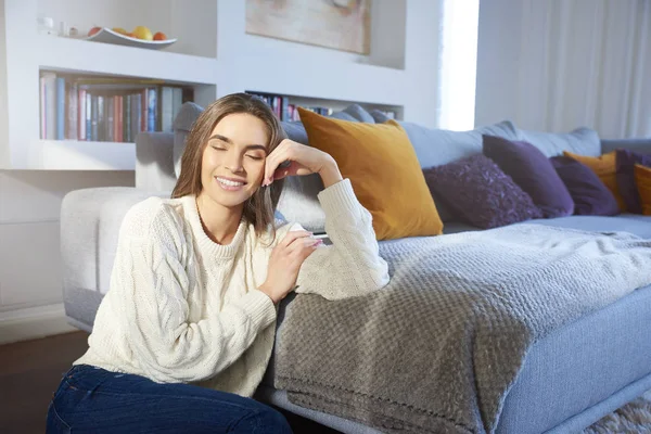 Portrét Krásné Mladé Ženy Zavřenýma Očima Relaxující Pohovce Doma — Stock fotografie