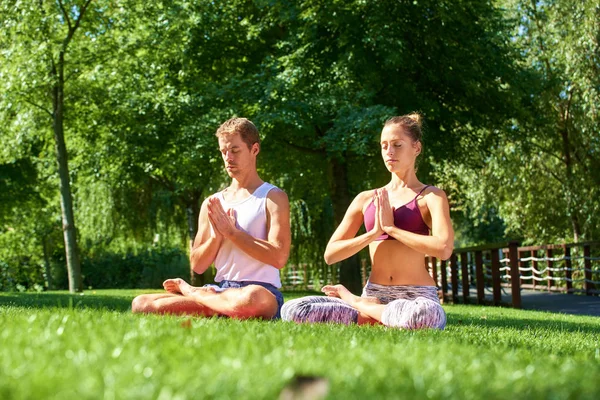 Past paar doen yoga samen outdoor — Stockfoto