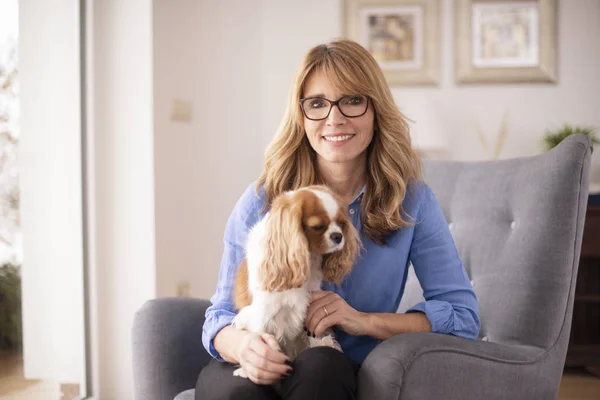 Çekici Orta Yaşlı Kadın Portresi Süvari Köpeğiyle Evde Oturuyor — Stok fotoğraf