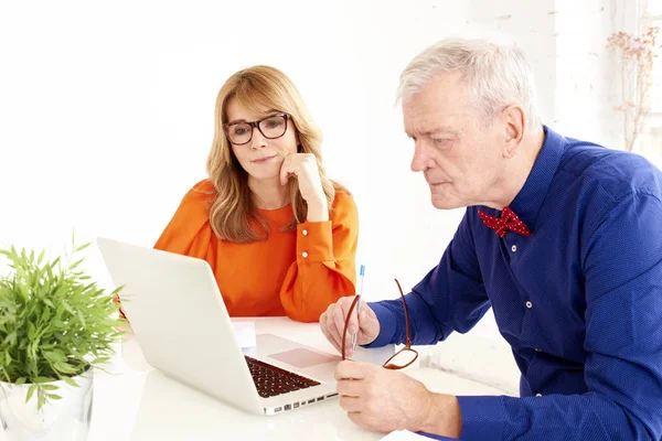 Aufnahme Von Geschäftsleuten Die Schreibtisch Sitzen Und Diskutieren Während Sie — Stockfoto