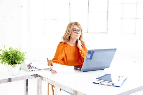 Retrato Pensar Mujer Negocios Madura Usando Cuadernos Mientras Trabaja Oficina — Foto de Stock