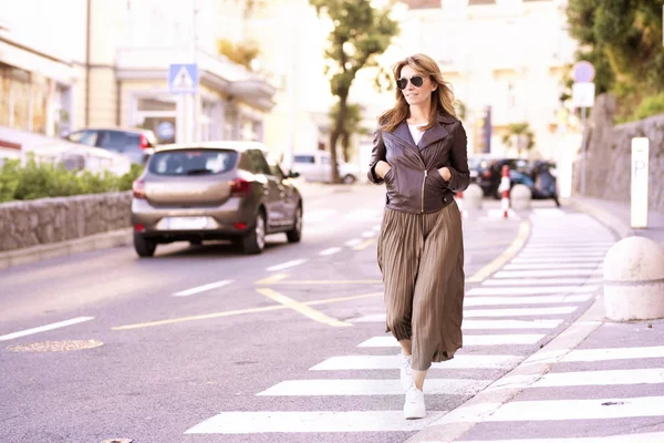 Foto Completa Mujer Madura Feliz Usando Gafas Sol Ropa Casual — Foto de Stock