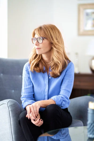 Portret Schot Van Zelfverzekerde Aantrekkelijke Volwassen Vrouw Zoek Bedachtzaam Terwijl — Stockfoto