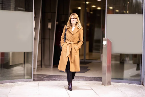 Piena Lunghezza Colpo Bella Donna Matura Che Indossa Cappotto Beige — Foto Stock