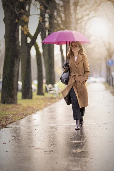 Full Length Shot Mature Woman Holding Umbrella While Walking Street — Stock Photo, Image