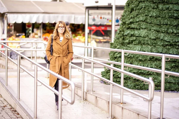 Volledige Shot Van Middelbare Leeftijd Vrouw Dragen Jas Tas Tijdens — Stockfoto