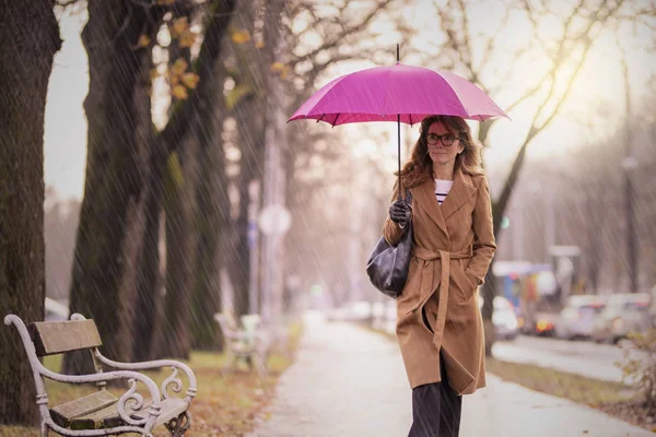Shot Mature Woman Holding Umbrella While Walking Street Rainy Day — Stock Photo, Image
