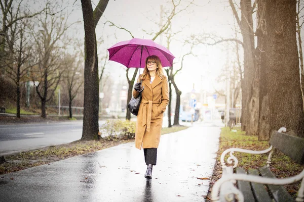 Tiro Comprimento Total Mulher Madura Segurando Guarda Chuva Enquanto Caminhava — Fotografia de Stock