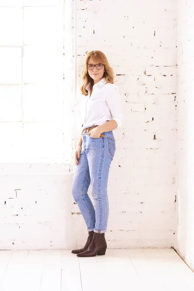 Full Length Shot Attractive Middle Aged Woman Wearing White Shirt — Stock Photo, Image