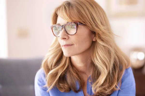 Ritratto Ravvicinato Donna Mezza Età Che Guarda Pensieroso Mentre Rilassa — Foto Stock