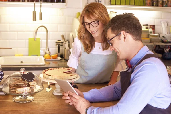 Shot Happy Small Business Owner Woman Young Waiter Standing Counter — Stock Photo, Image