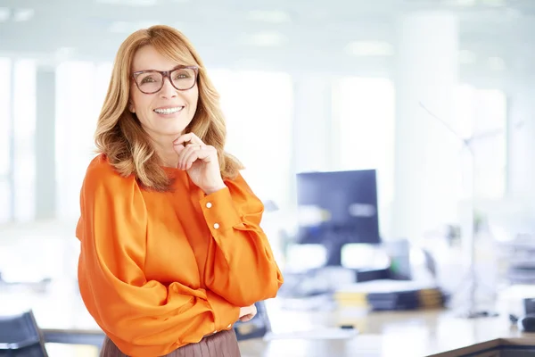 Zdjęcie Portretowe Bizneswoman Zębatym Uśmiechem Stojącej Biurze — Zdjęcie stockowe