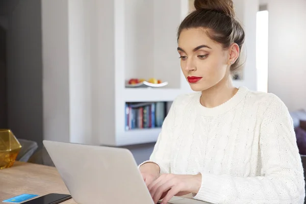 Ülő Iskolapad Otthon Laptop Billentyűzet Gépelés Vonzó Fiatal Portréja Otthoni — Stock Fotó