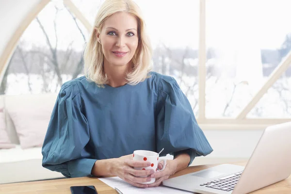 Vendite Sorridenti Donna Affari Che Prende Caffè Mentre Lavora Alla — Foto Stock