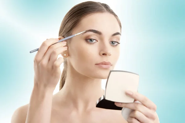Captura Estudio Una Hermosa Mujer Joven Que Aplica Maquillaje Ceja —  Fotos de Stock