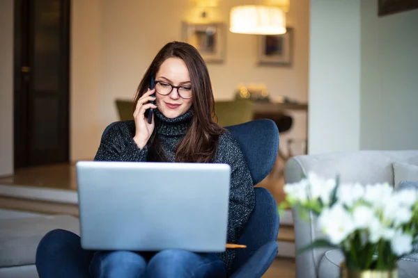 Colpo Bella Donna Sorridente Fare Una Chiamata Utilizzando Notebook Mentre — Foto Stock