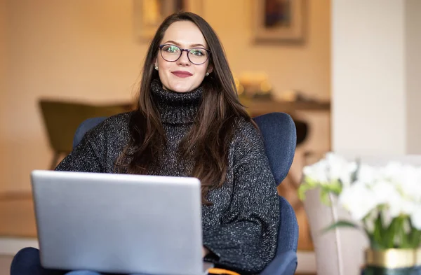 Tiro Jovem Sorridente Usando Seu Laptop Enquanto Senta Cadeira Trabalha — Fotografia de Stock