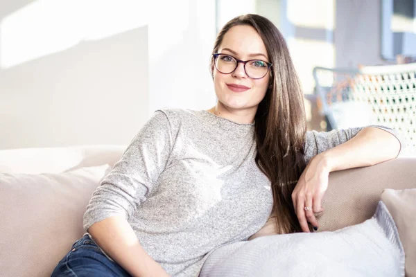 Retrato Disparo Hermosa Mujer Joven Sonriente Relajarse Sofá Casa Mientras — Foto de Stock