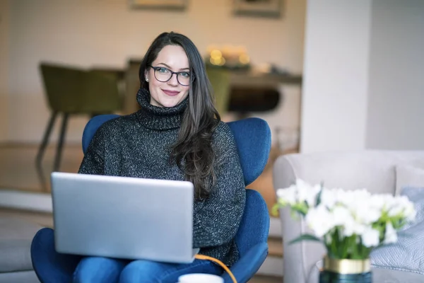 Tiro Mujer Joven Sonriente Usando Computadora Portátil Mientras Está Sentada —  Fotos de Stock